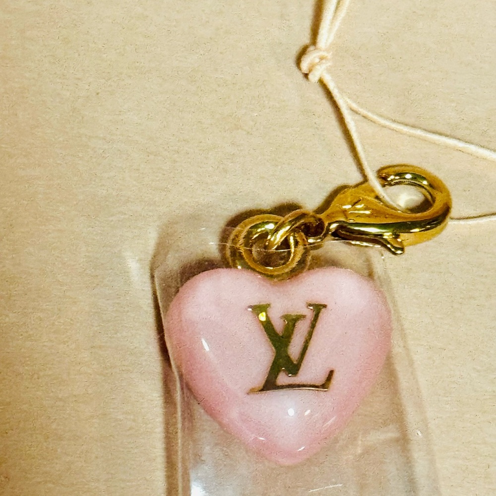 Louis Vuitton Pink Heart Charm with Gold LV Details and clasp New with tags - Picture 5 of 9